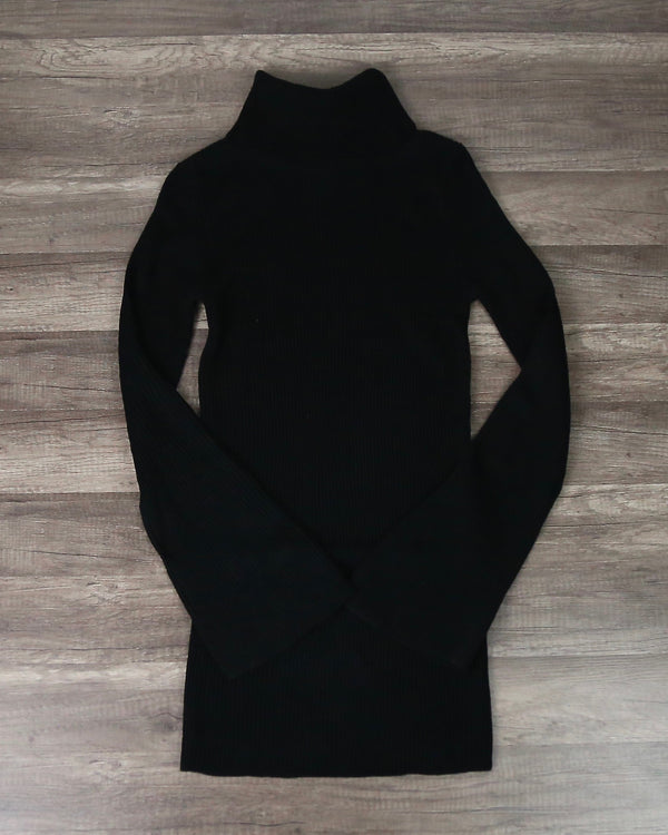 Honey Punch - Turtleneck Flare Sleeve Knit Dress in Black