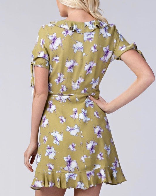 Honey Punch - Short Sleeve Floral Ruffle Surplus Dress in Kiwi