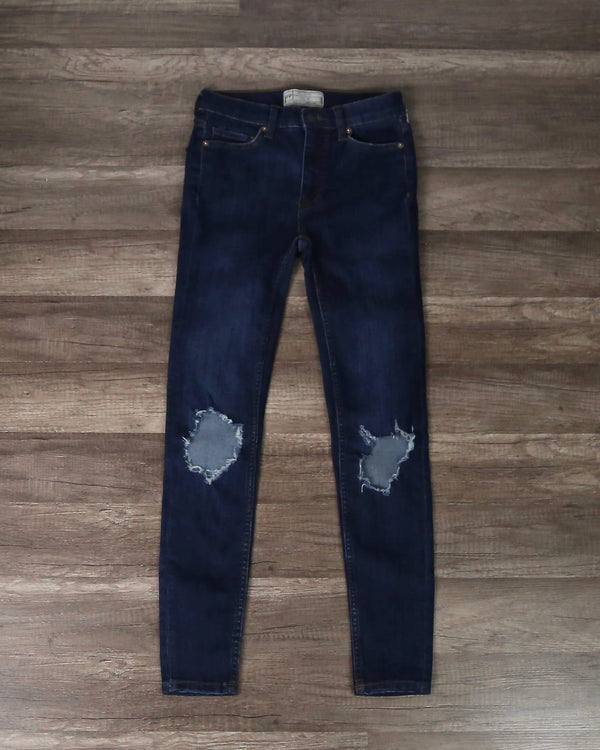 Free People - Busted High Rise Distressed Skinny Jeans in Dark Blue Wash