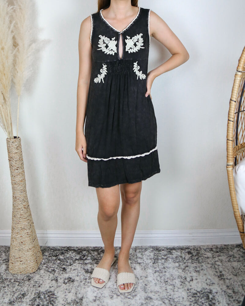 POL BASIC - Acid Wash Floral Embroidery Dress - Vintage Black