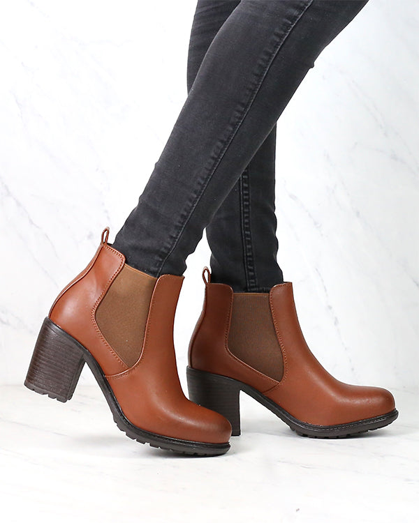 Vegan Leather Chelsea Boots in Camel