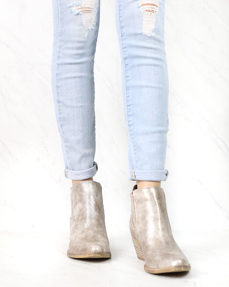 Very Volatile - Motivate Pull On Western Booties in Taupe