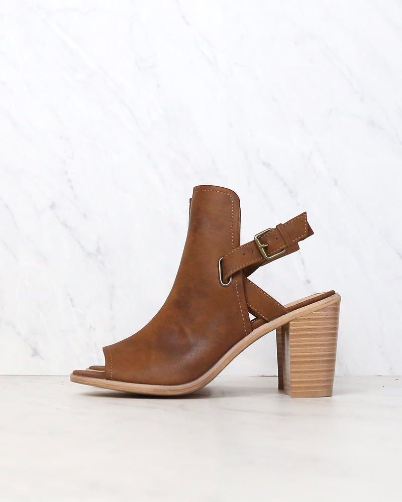 Very volatile top leopard mules