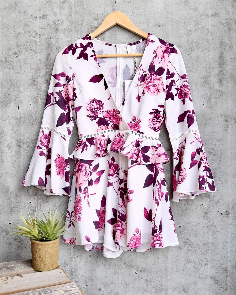 Stretchy Floral bell sleeve romper ~~~ m
