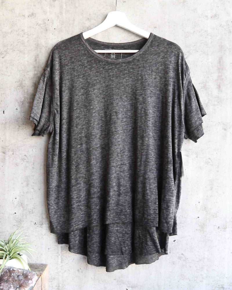 Free People - We The Free - Cloud 9 Frayed Hem Knit Tee in Carbon Charcoal