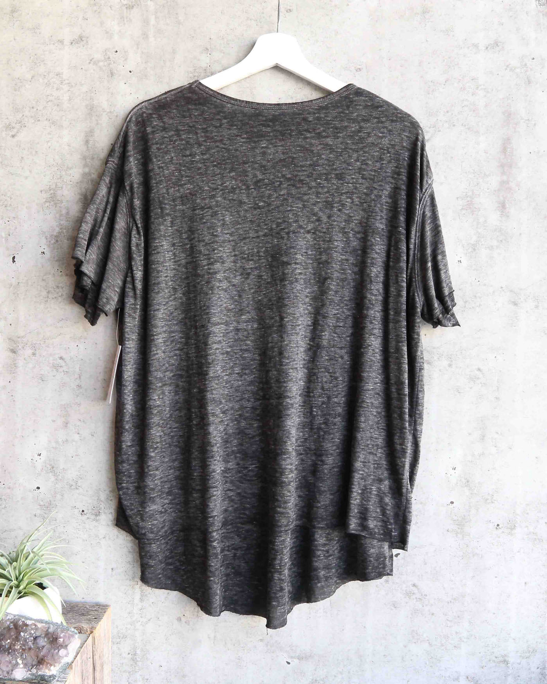 Free People - We The Free - Cloud 9 Frayed Hem Knit Tee in Carbon Charcoal