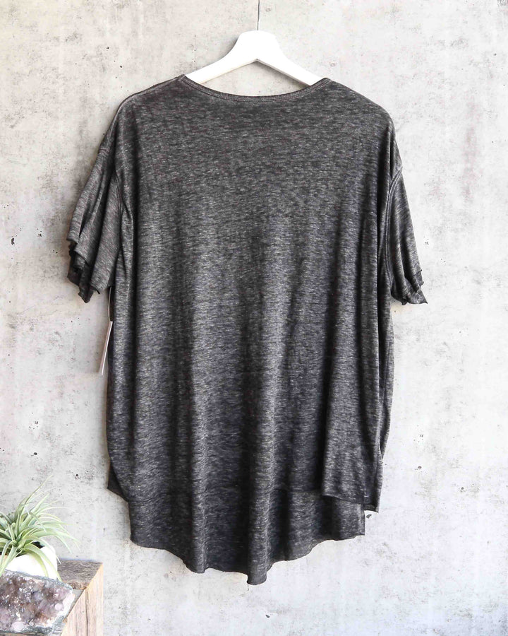 Free People - We The Free - Cloud 9 Frayed Hem Knit Tee in Carbon Charcoal