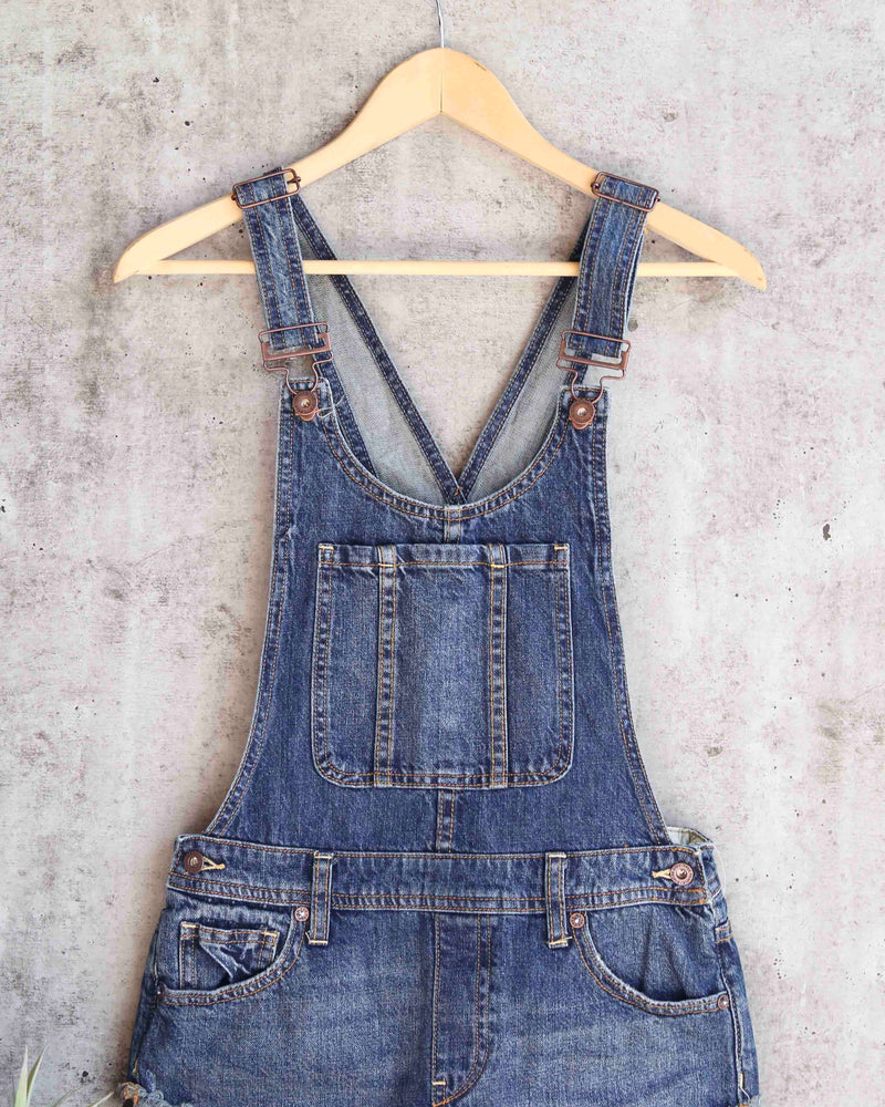 Free People - Summer Babe High Low Distressed Denim Short Overalls in Medium Wash Blue