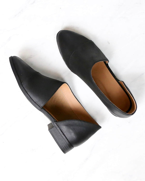 Gigi Vegan Pointed Toe Flats in Black