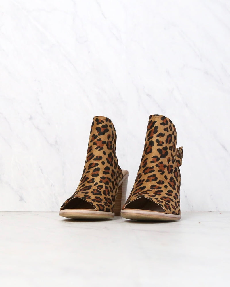 Very Volatile - Farah Women's Sandals in Tan/Leopard