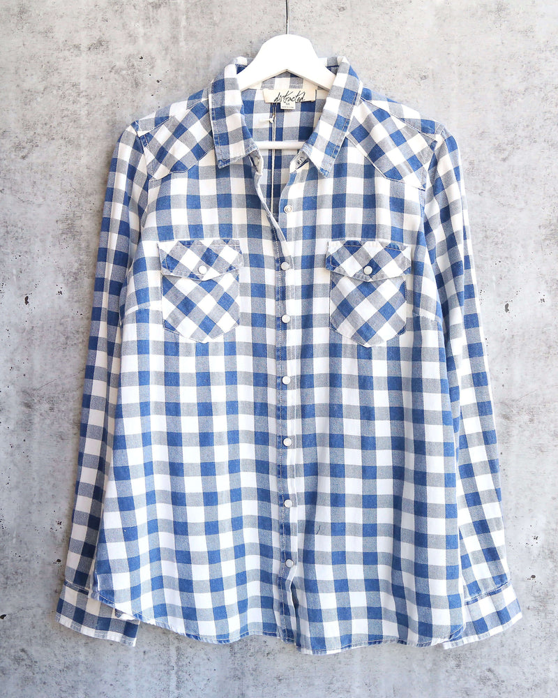 Vintage Affair Soft Button Up Plaid Flannel Long Sleeve Shirt in Indigo/Off White