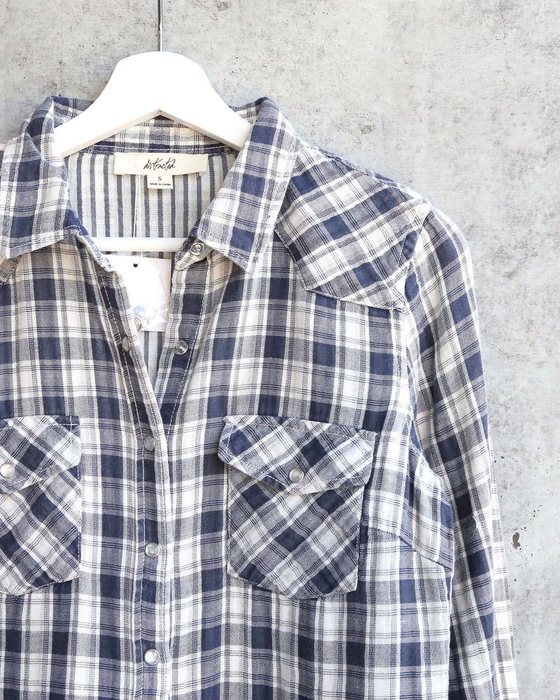 Vintage Affair Soft Button Up Plaid Flannel Long Sleeve Shirt in Navy/White